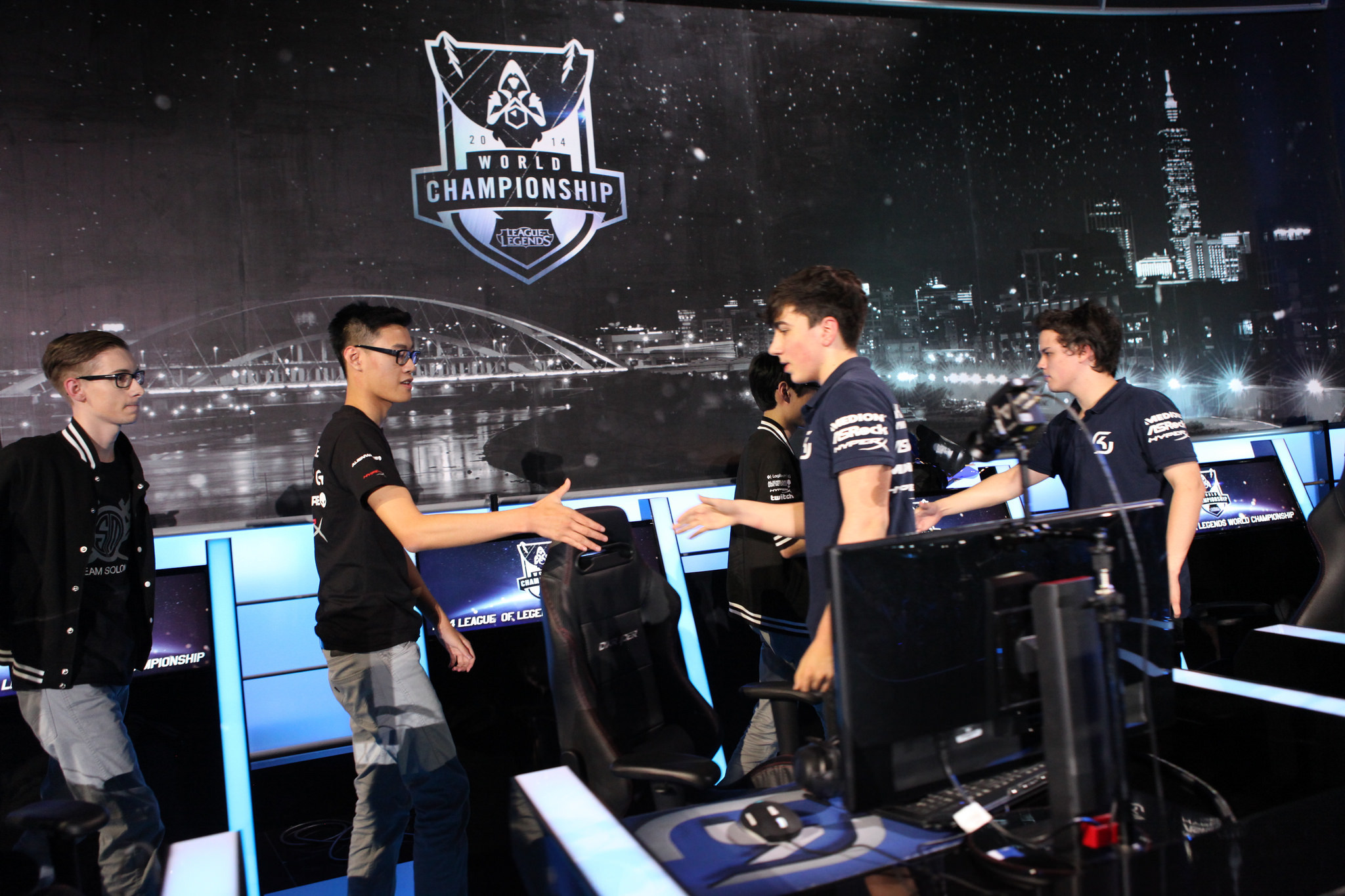 LPL登峰组领先一万经济却因保守打法落败，战术决策失误致零主动开团-雷竞技官网